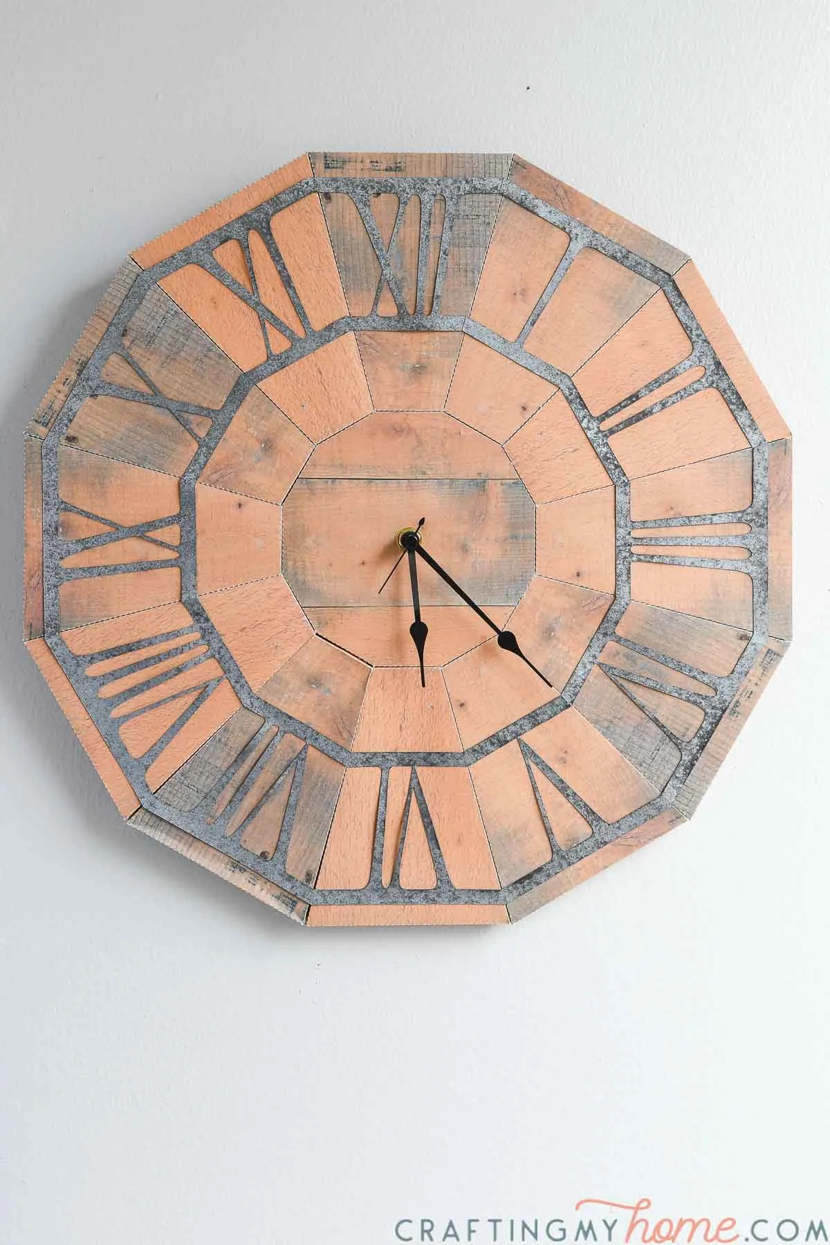 The completed pallet wood wall clock made from paper on the wall. 