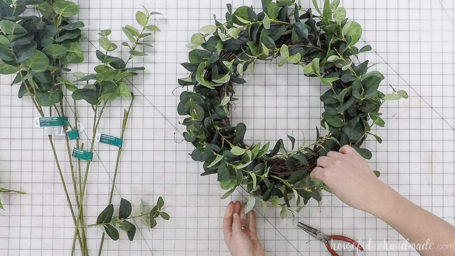 Finishing the easy eucalyptus wreath and shaping it. 