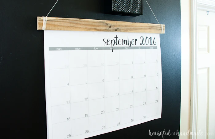 This is a great idea for my command center! Make a DIY giant rustic wall calendar with these free printable calendar pages. Learn the trick for how to print them on a budget for the perfect way to stay organized this school year