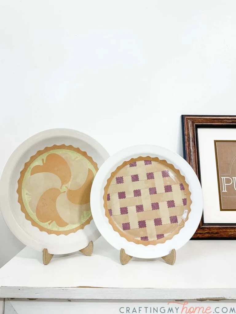 Apple and blueberry pie designs on vinyl in the bottom of the decorative pie plates. 